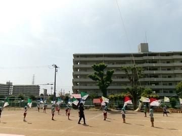 カラーガードで隊形移動をしている写真