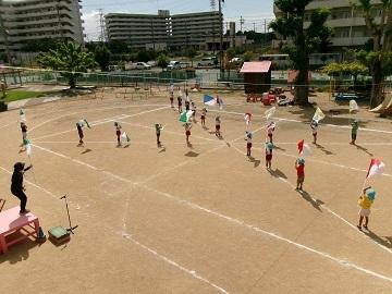 カラーガードで旗の色ごとに並んでいる写真