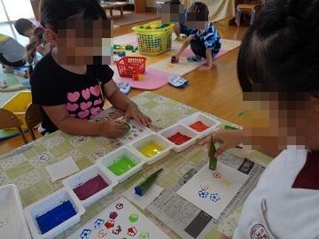 野菜スタンプをしている写真