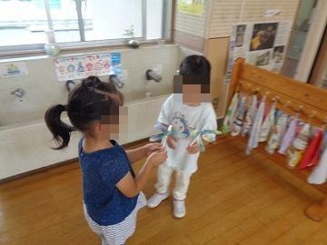 製作したトンボで遊んでいる写真