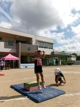 巧技台からジャンプしている写真