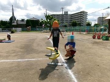 平均台を歩いている写真