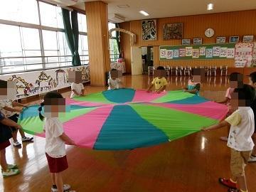ミニパラバルーンで遊んでいる写真