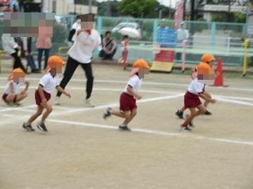 3歳児がかけっこをしている写真