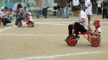 4歳児が親子で三輪車競争をしている写真