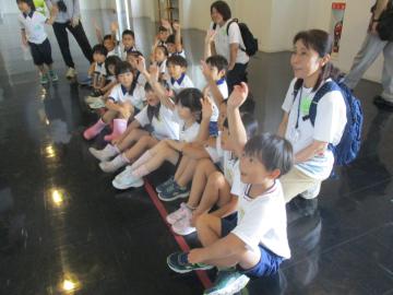 クイズの問題を聞いて手を挙げる子供たち