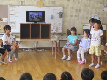 モニターにうつる写真について説明をする子供