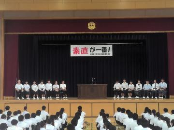 体育館の壇上で、生徒会選挙演説会が行われた際の生徒たちの様子