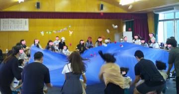 ブルーシートを使って波を起こしている写真