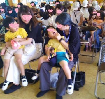 仕上げ磨きをしている写真