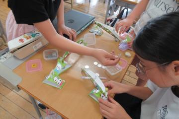 天秤を利用して文房具の重さを量っている様子