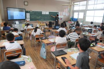 みんなで調べた文房具の重い順を確認している様子