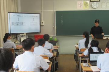 要点をまとめる方法について説明を受けている様子