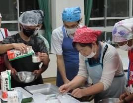 材料を計量スプーンではかっている様子