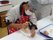 にんじんをすりおろし器ですっている様子