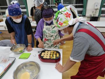 たこ焼き器で焼く様子