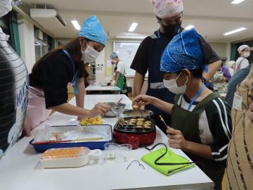 たこ焼き器で焼く様子2