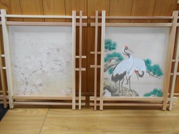 飾り額の写真が室内に展示されている様子