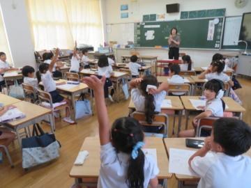 よごれがのこっていた場所を発表する1年生