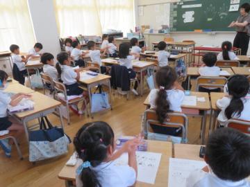 てあらい歌にあわせて練習する1年生