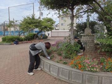 花を植える保護者