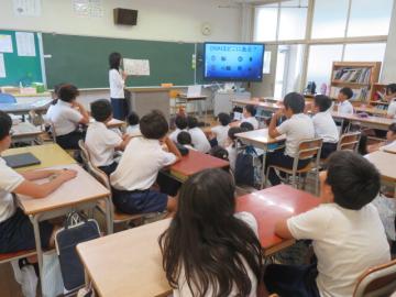 5年生が絵本の読み聞かせを聞くようす