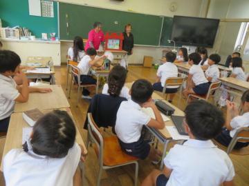 3年生が民話サークルの方とあいさつ