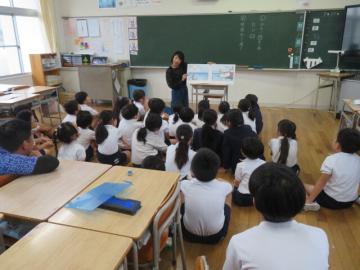 2年生が絵本の読み聞かせを聞くようす