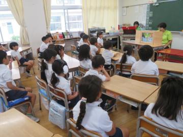 1年生が紙芝居に聞き入るようす