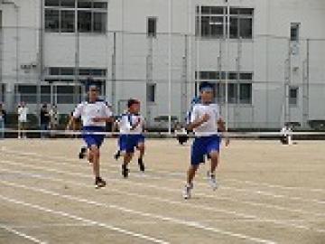男子100メートル走でゴール前で競る様子