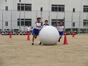 3人で大玉を転がす生徒