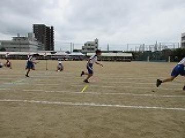 女子4×100メートルリレースタートの様子