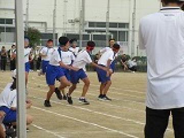 男子5×200メートルリレーでバトンパスする様子