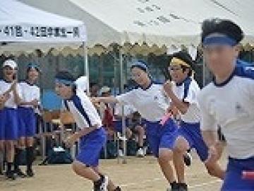 男女混合リレーのバトンパスの様子