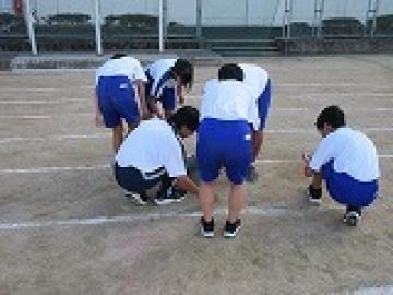 トラックレーン上の石を拾う様子