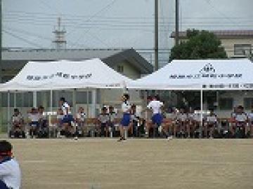 男子200メートル走で競いあう様子