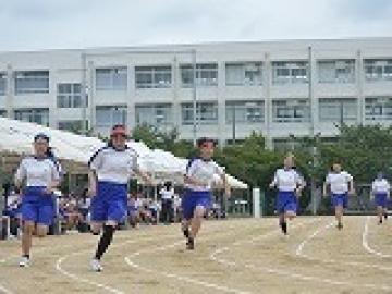 女子100メートル走で選手が横並びで駆け抜ける様子