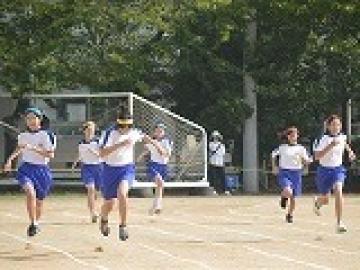 女子200メートル走で6選手が競り合う様子