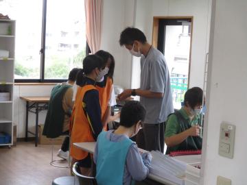 作業の説明を受ける生徒の様子