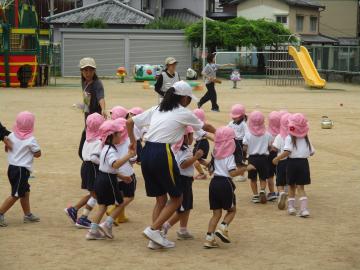 園児たちと活動する生徒の様子