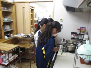 昼食の準備をする生徒の様子
