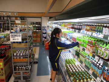商品を陳列する生徒の様子