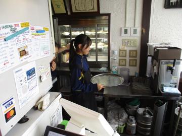 配膳する生徒の様子