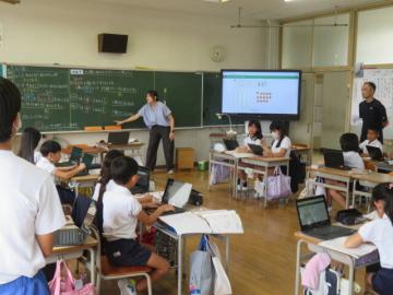 3年算数の授業補助をする中学生