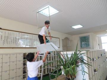 蛍光灯交換作業をする中学生その1