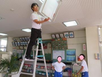 蛍光灯交換作業をする中学生その2