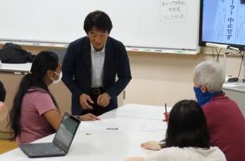 質問をしている様子1