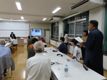 質問をしている様子2