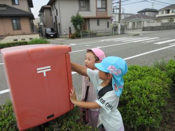 ポストに自分で投函する園児の様子