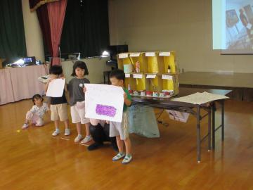 遊戯室内で〇×ゲームで楽しく発表する園児の様子